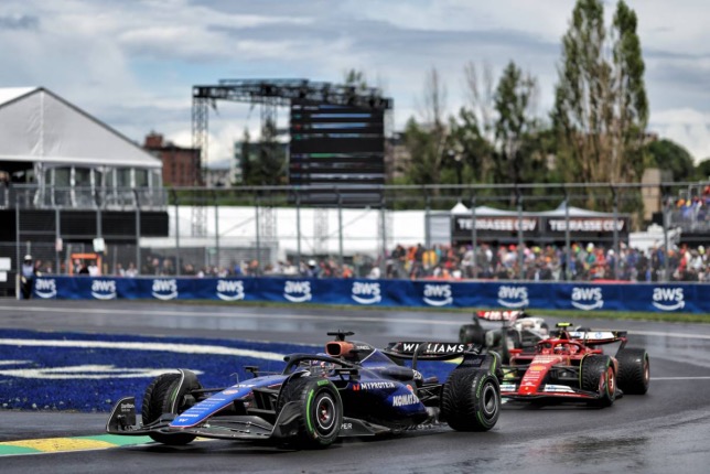 Алекс Элбон за рулём Williams едет впереди Карлоса Сайнса, фото XPB