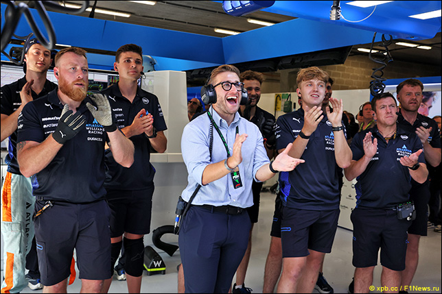 В боксах Williams радуются успеху