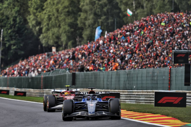 Алекс Элбон сдерживает натиск Льюиса Хэмилтона на трассе Гран При Бельгии, фото XPB