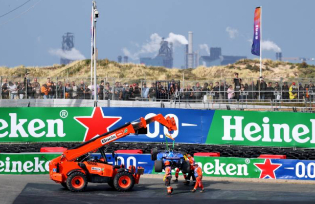 Эвакуация машина Алекса Элбона с трассы, фото XPB