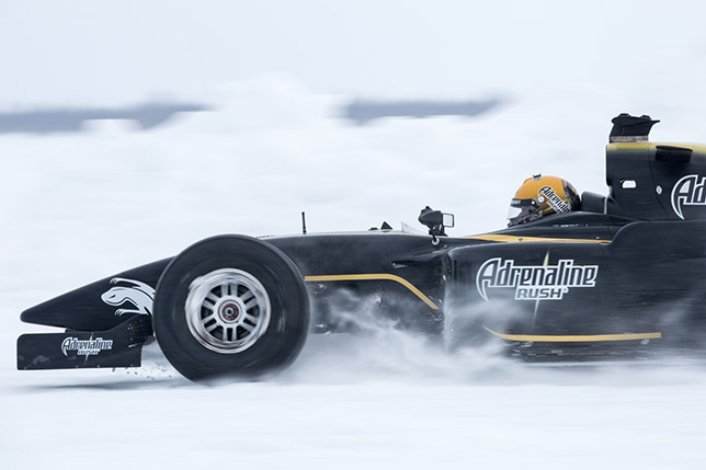 Михаил Алёшин во время рекордного заезда на льду озера Ловозеро