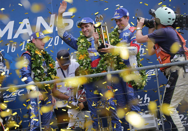 Гонщики SMP Racing на подиуме в Ле-Мане