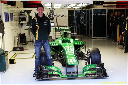 Александер Росси в боксах команды Caterham 