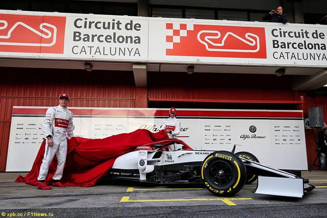 Кими Райкконен и Антонио Джовинацци стягивают покрывало с Alfa Romeo C38