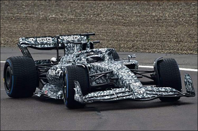 Новая машина Alfa Romeo выехала на трассу в камуфляжных цветах