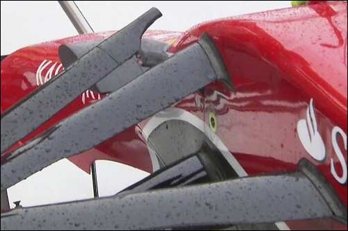 Сломанный рычаг подвески на машине Алонсо