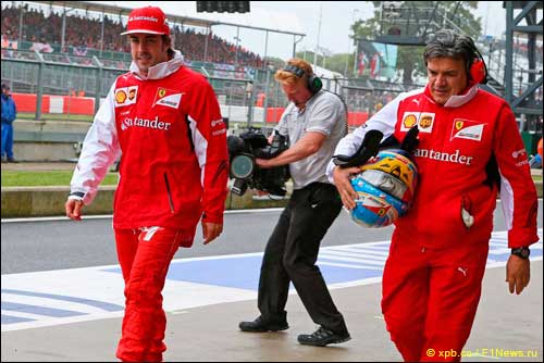 Фернандо Алонсо возвращается в боксы после неудачной квалификаии