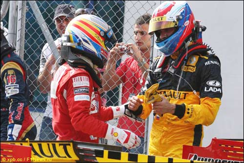 Фернандо Алонсо и Виталий Петров после финиша в Стамбуле