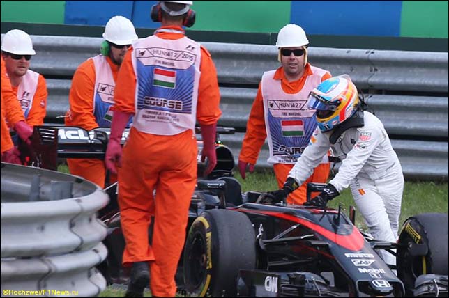 Фернандо Алонсо помогает эвакуировать машину