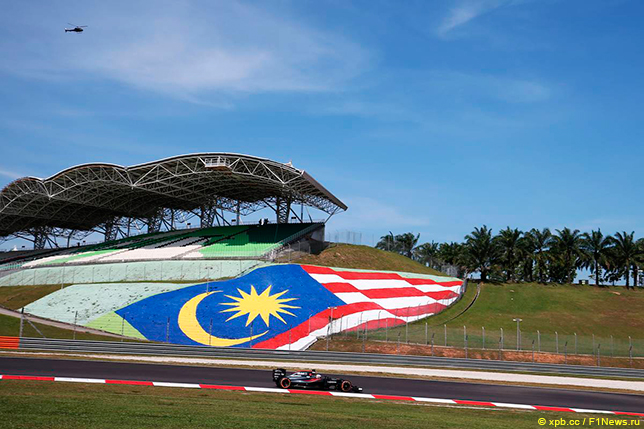 Фернандо Алонсо на трассе в Малайзии