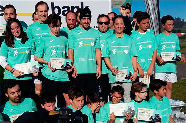 Фернандо Алонсо с участниками акции