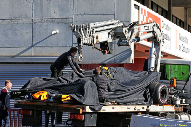 Эвакуация машины Фернандо Алонсо 