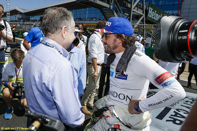 Фернандо Алонсо и Жан Тодт, президент FIA, перед стартом Гран При Великобритании