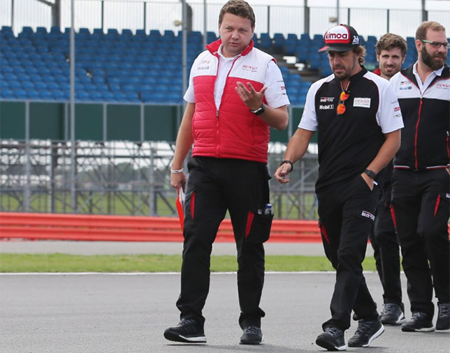 Фернандо Алонсо с инженерами Toyota готовится к гонке WEC в Сильвестоуне