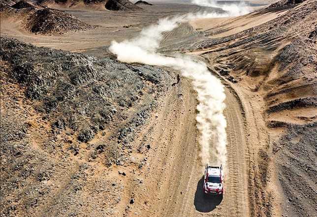 Экипаж Фернандо Алонсо на трассе Ula-Neom Rally в Саудовской Аравии