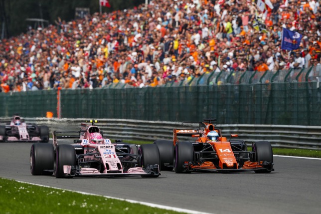 Эстебан Окон и Фернандо Алонсо ведут борьбу на трассе Гран При Бельгии, 2017 год