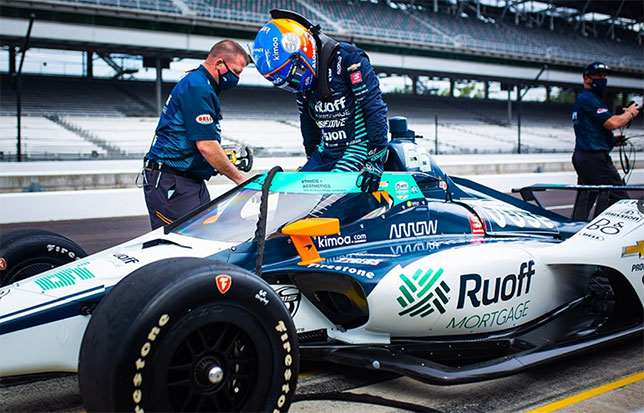 Фернандо Алонсо на тренировках в Индианаполисе