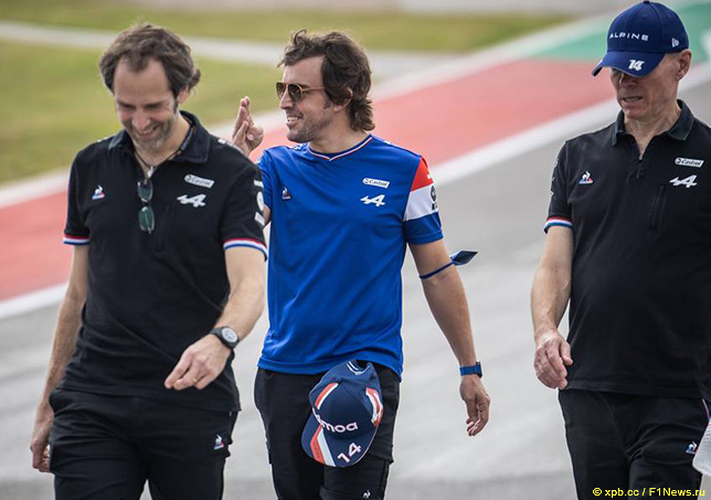 Фернандо Алонсо с гоночными инженерами Alpine F1 во время прогулки по трассе 