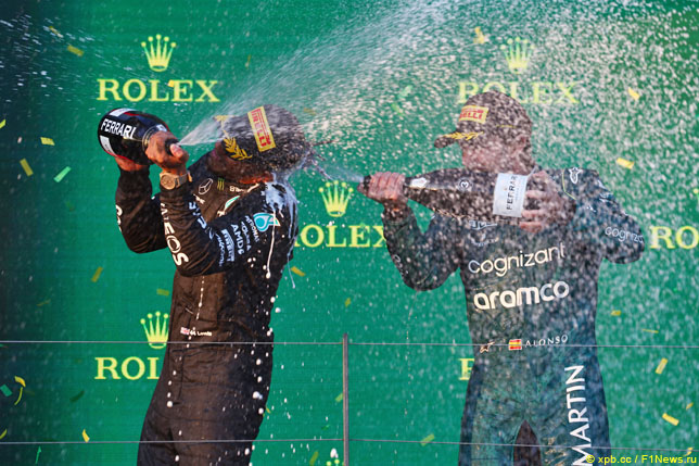 Льюис Хэмилтон и Фернандо Алонсо на подиуме в Мельбурне