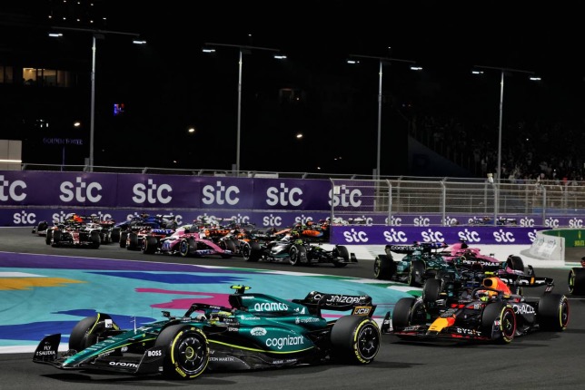 Фернандо Алонсо выходит в лидеры на старте Гран При Саудовской Аравии, фото XPB