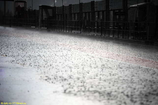 Пит-лейн автодрома в Спа под дождём