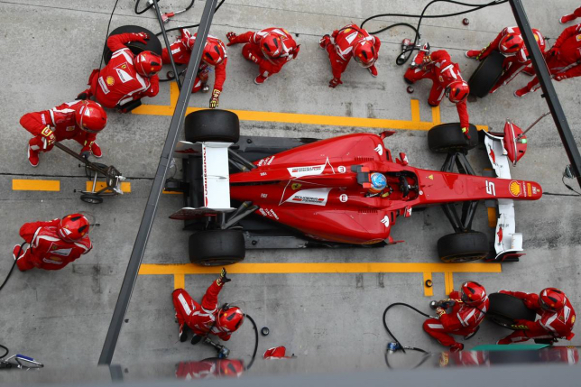 Фернандо Алонсо за рулём Ferrari 150° Italia на Гран При Малайзии 2011 года, фото XPB