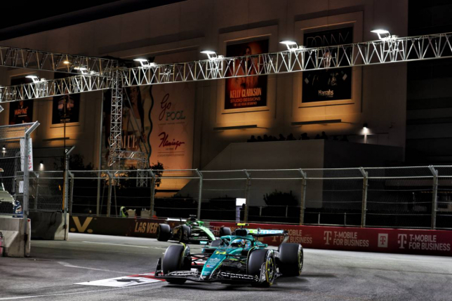 Фернандо Алонсо за рулём AMR25 на трассе в Лас-Вегасе, фото XPB
