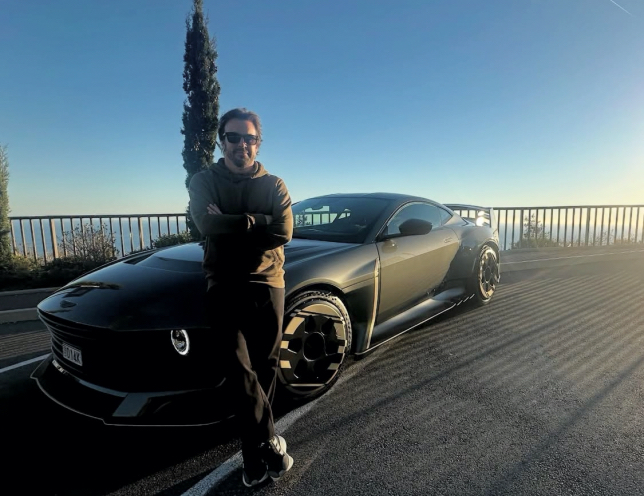 Фернандо Алонсо и его Aston Martin Valiant, фото из социальных сетей