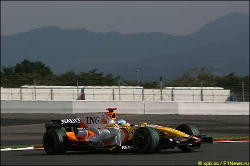 Фернандо Алонсо в ходе квалификации на Фудзи