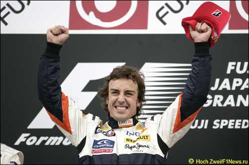 Фернандо Алонсо на подиуме Гран При Японии