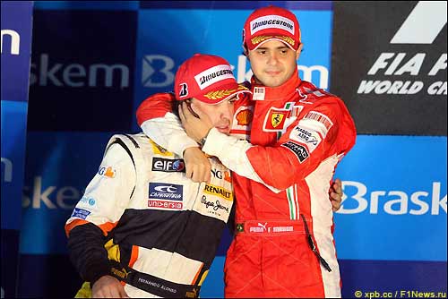 Фернандо Алонсо (слева) и Фелипе Масса на подиуме Гран При Бразилии