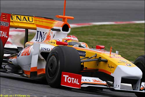 Фернандо Алонсо на тестах в Барселоне за рулем Renault R29