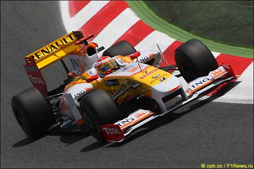 Фернандо Алонсо на трассе в Барселоне