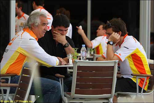 Флавио Бриаторе (слева) и Фернандо Алонсо