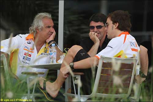 Фернандо Алонсо (справа), Луис Гарсия Абад (в центре) и Флавио Бриаторе