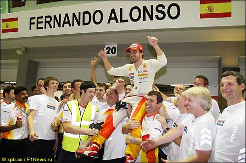 Команда поздравляет Фернандо Алонсо с подиумом в Сингапуре