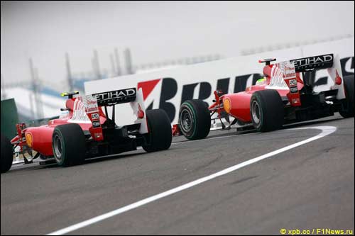 Фернандо Алонсо обгоняет Фелипе Массу