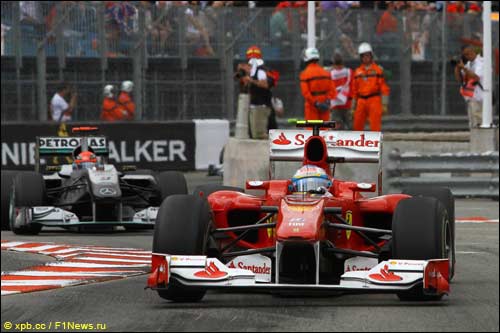 Фернандо Алонсо на трасе Гран При Монако