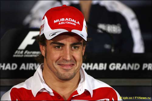 Фернандо Алонсо на пресс-конференции в Абу-Даби в четверг