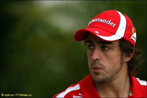 Фернандо Алонсо в паддоке Гран При Малайзии