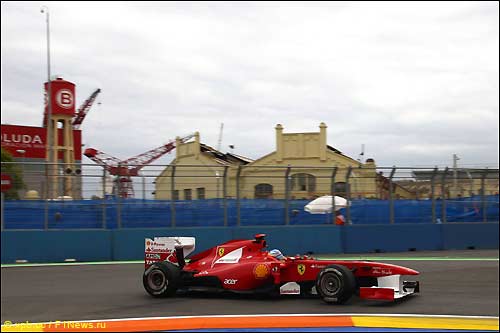 Фернандо Алонсо на трассе в Валенсии