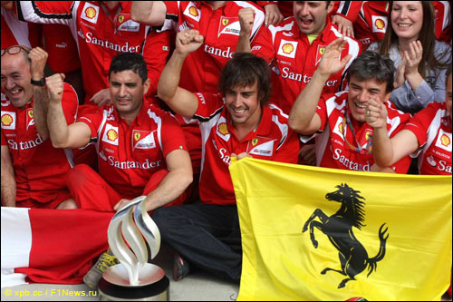 Скудерия празднует успех в Сильверстоуне