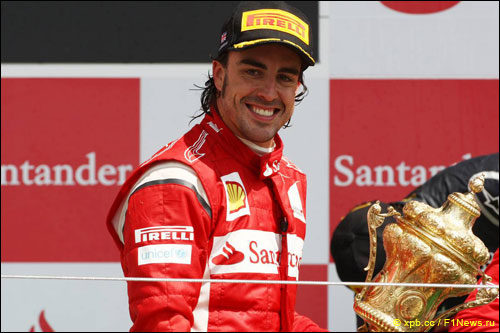 Фернандо Алонсо на вершине подиума в Сильверстоуне