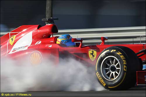 Фернандо Алонсо за рулем Ferrari F2012 на тестах в Хересе