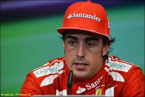 Фернандо Алонсо на пресс-конференции в Сильверстоуне