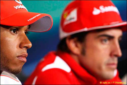 Льюис Хэмилтон и Фернандо Алонсо на пресс-конференции в четверг