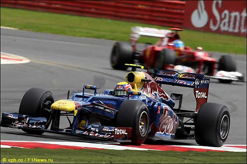 Марк Уэббер и Фернандло Алонсо на трассе Гран При Великобритании