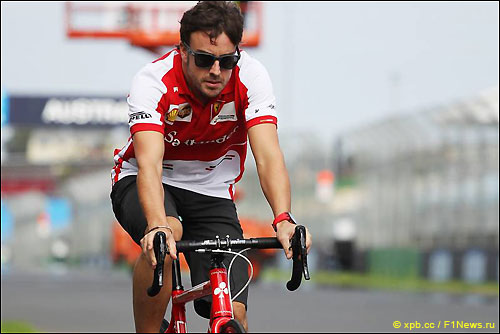 Фернандо Алонсо проехал по трассе в Альберт-парке не велосипеде