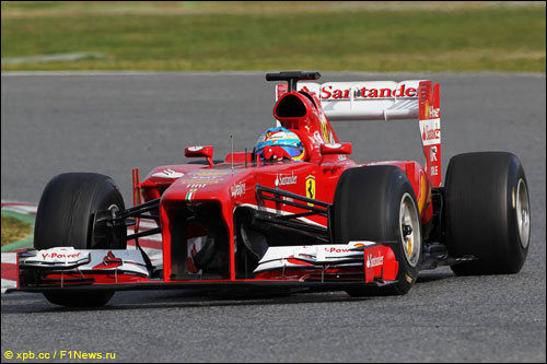 Фернандо Алонсо на трассе в Барселоне