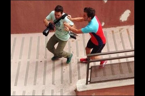 Фотография нападения Алонсо на фотографа